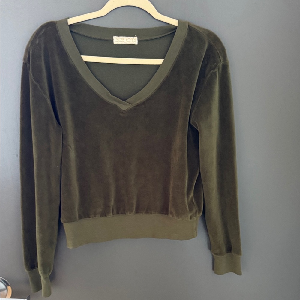 Suzie Kondi Green V Neck Velour top XS